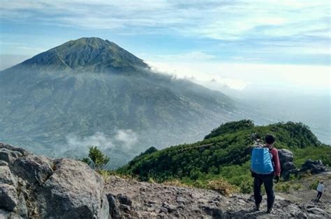 Pasangan gunung kembar yang terletak di Dataran Tinggi Karo, Sumatera Utara, ini jadi dua gunung andalan para pendaki lokal. . Wattpad gunung kembar